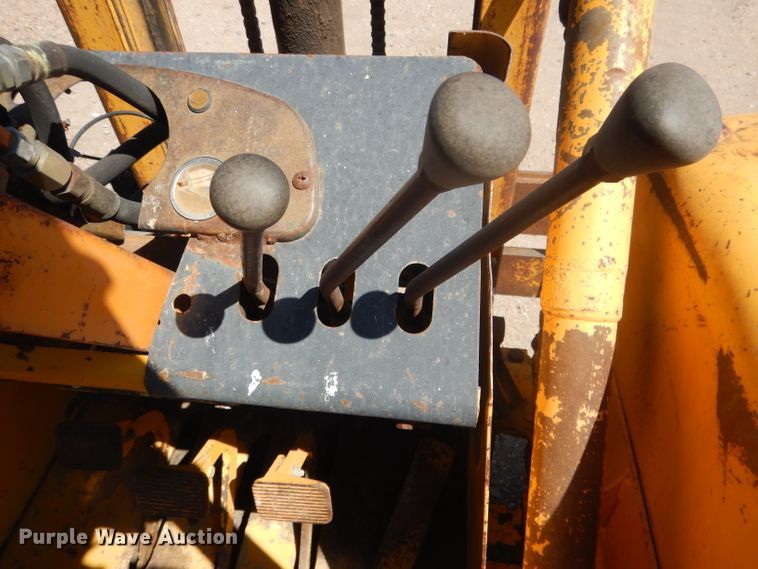 image for item DG4571 John Deere 2010  forklift