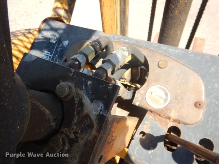 image for item DG4571 John Deere 2010  forklift