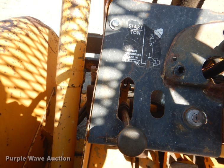 image for item DG4571 John Deere 2010  forklift