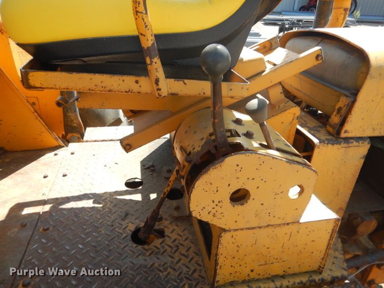 image for item DG4571 John Deere 2010  forklift