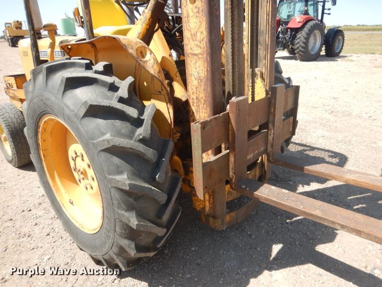 image for item DG4571 John Deere 2010  forklift