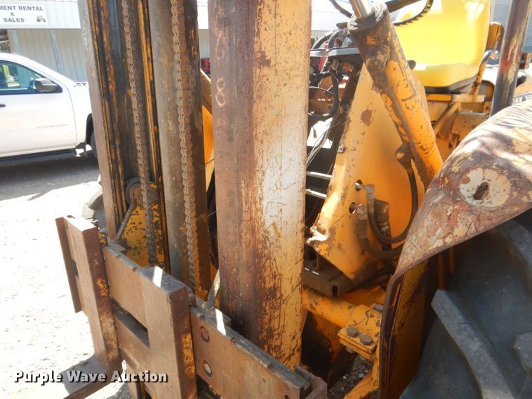 image for item DG4571 John Deere 2010  forklift