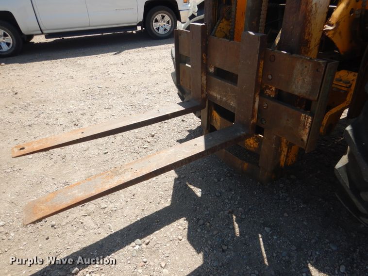 image for item DG4571 John Deere 2010  forklift