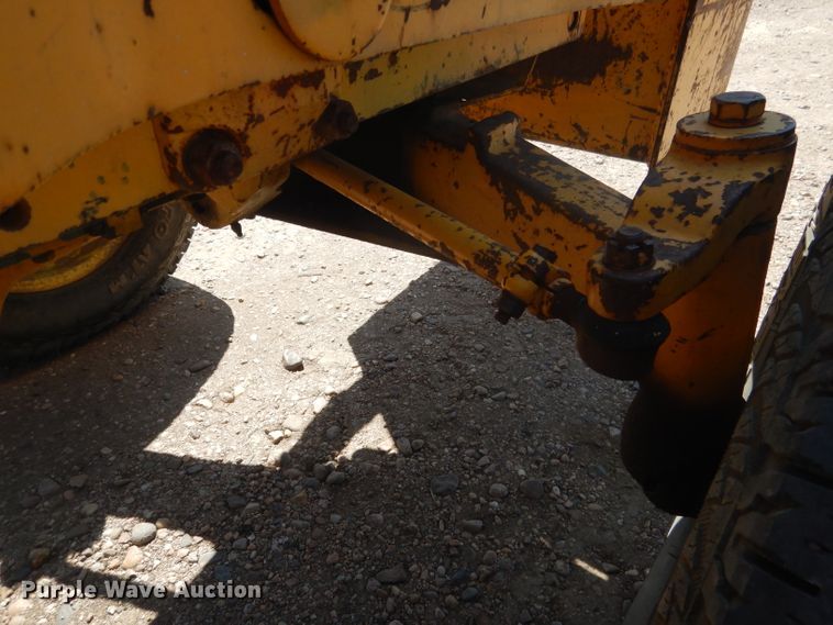 image for item DG4571 John Deere 2010  forklift