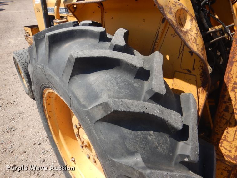 image for item DG4571 John Deere 2010  forklift