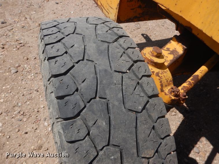 image for item DG4571 John Deere 2010  forklift