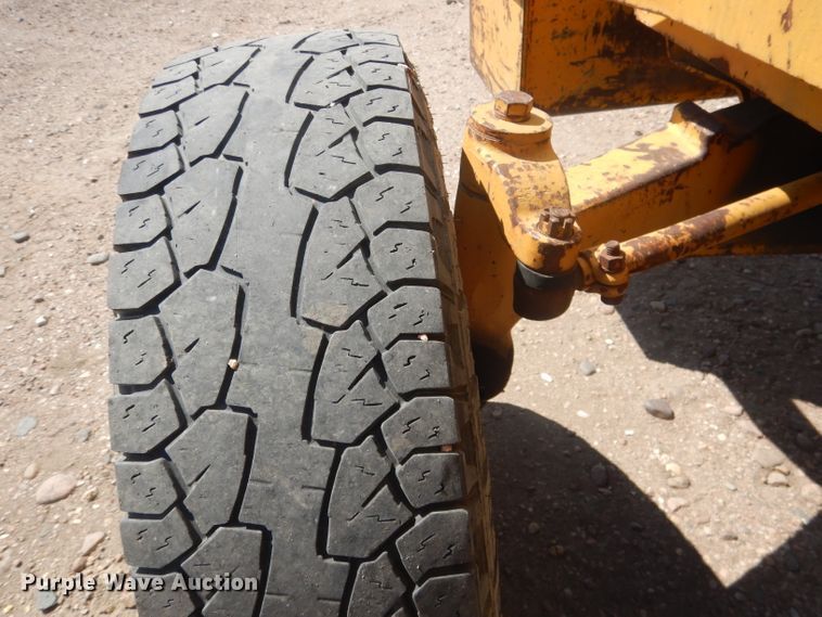 image for item DG4571 John Deere 2010  forklift