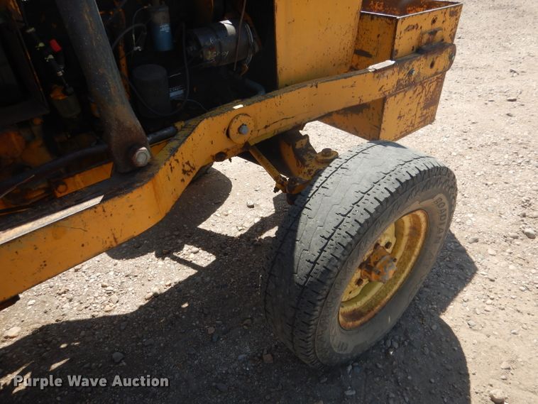 image for item DG4571 John Deere 2010  forklift