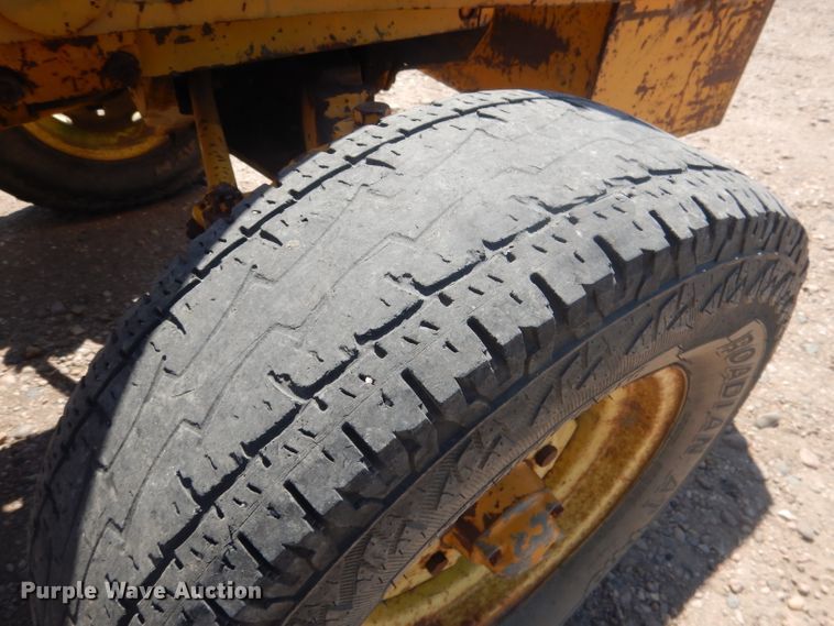 image for item DG4571 John Deere 2010  forklift