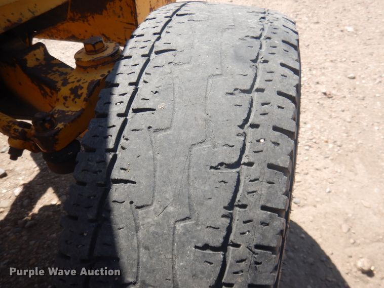 image for item DG4571 John Deere 2010  forklift