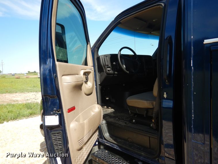 image for item DH5165 2004 GMC C6500  utility truck