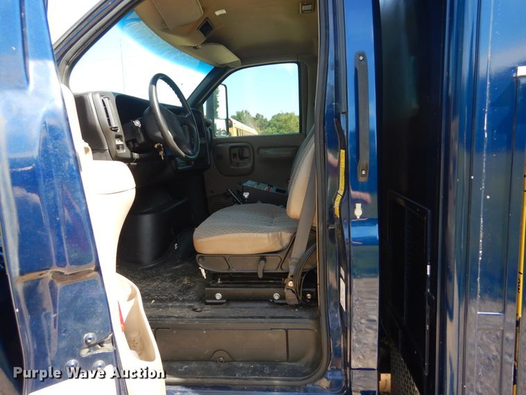 image for item DH5165 2004 GMC C6500  utility truck