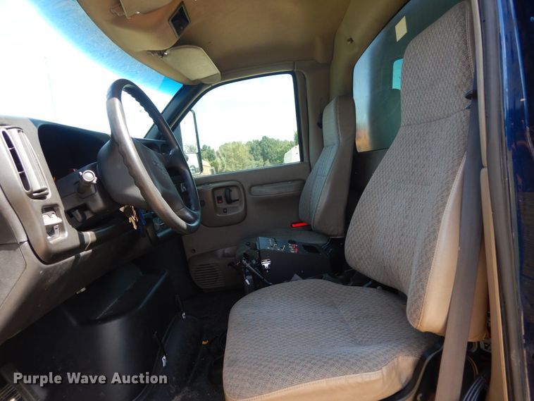 image for item DH5165 2004 GMC C6500  utility truck