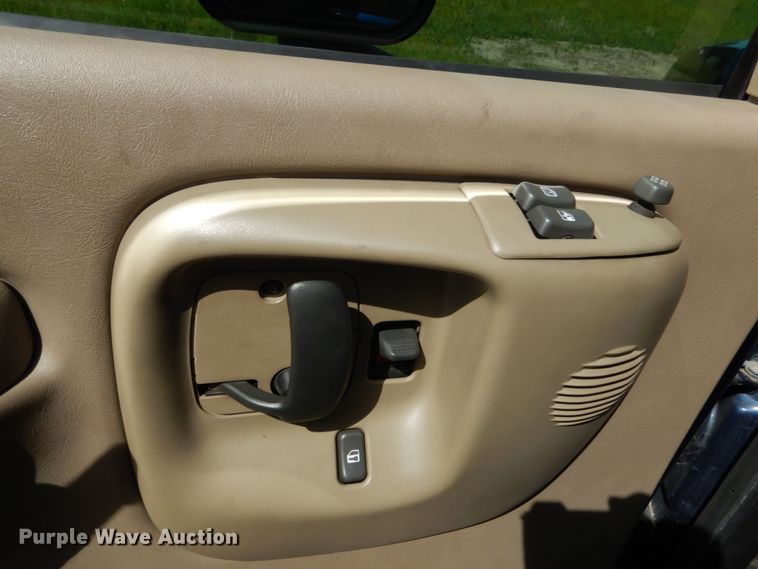 image for item DH5165 2004 GMC C6500  utility truck