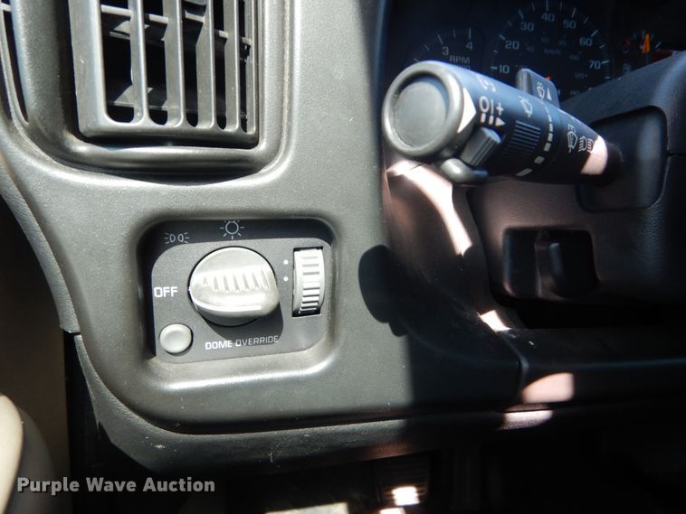 image for item DH5165 2004 GMC C6500  utility truck