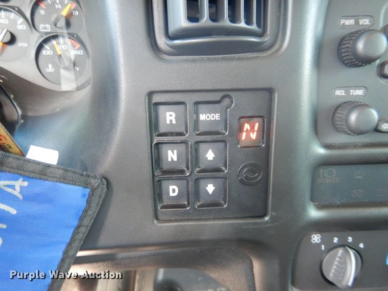 image for item DH5165 2004 GMC C6500  utility truck