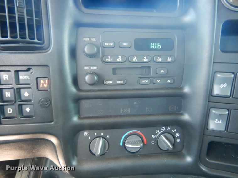 image for item DH5165 2004 GMC C6500  utility truck