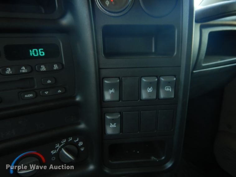 image for item DH5165 2004 GMC C6500  utility truck