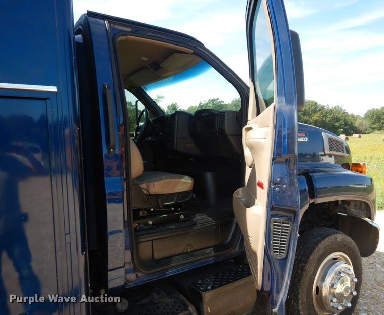 image for item DH5165 2004 GMC C6500  utility truck