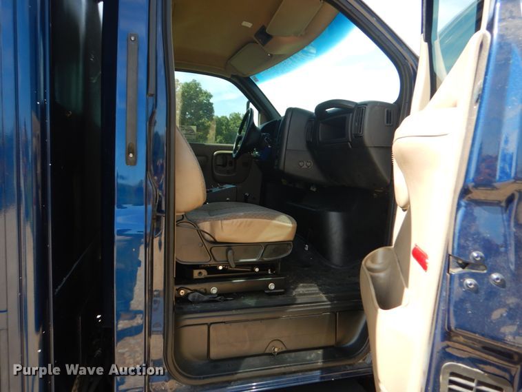 image for item DH5165 2004 GMC C6500  utility truck