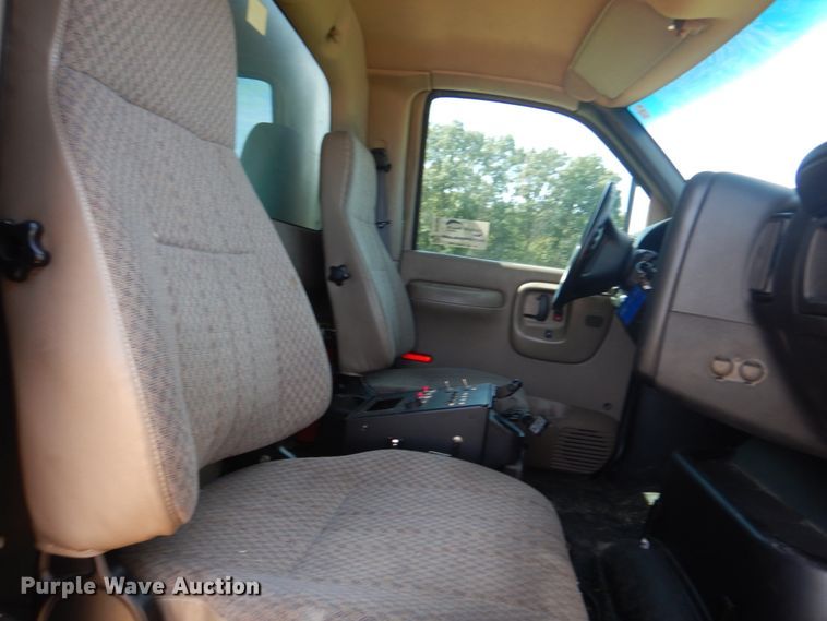 image for item DH5165 2004 GMC C6500  utility truck