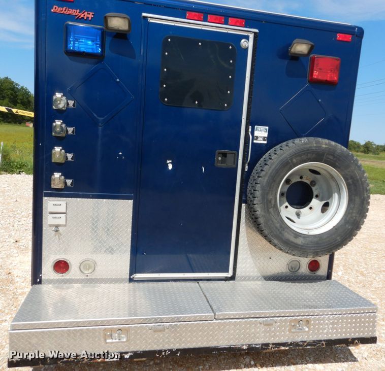 image for item DH5165 2004 GMC C6500  utility truck