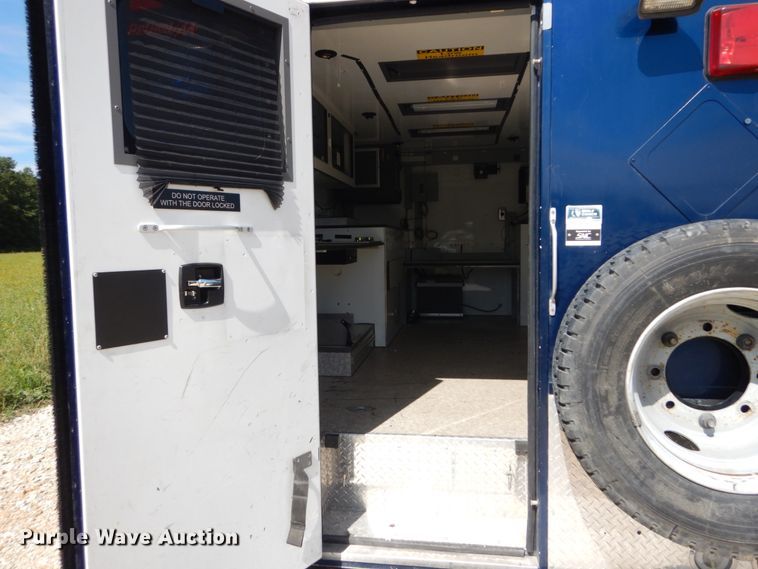 image for item DH5165 2004 GMC C6500  utility truck