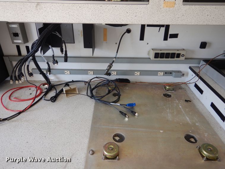 image for item DH5165 2004 GMC C6500  utility truck