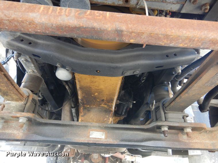 image for item DH5165 2004 GMC C6500  utility truck