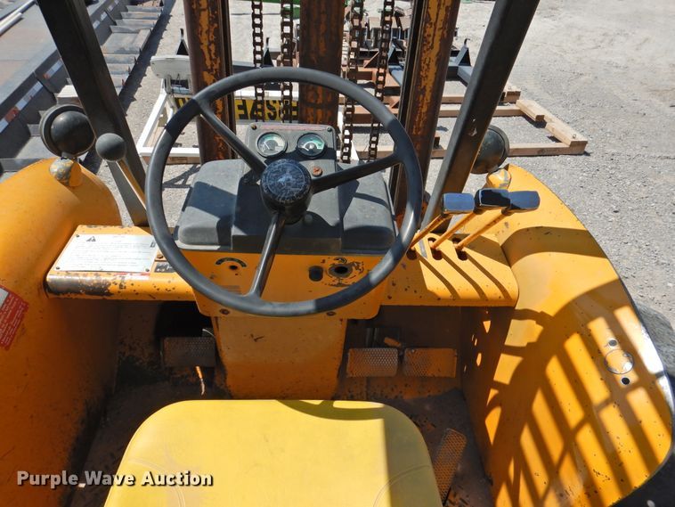 image for item DI0168 1980 John Deere 480B  forklift