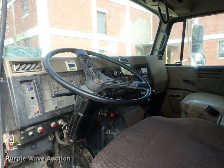 image for item DI4648 1992 International 4900  fuel truck