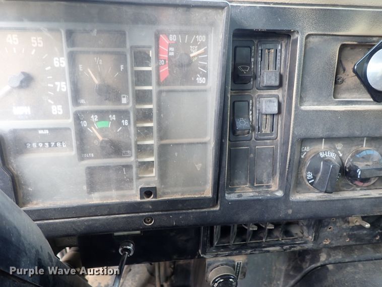 image for item DI4648 1992 International 4900  fuel truck