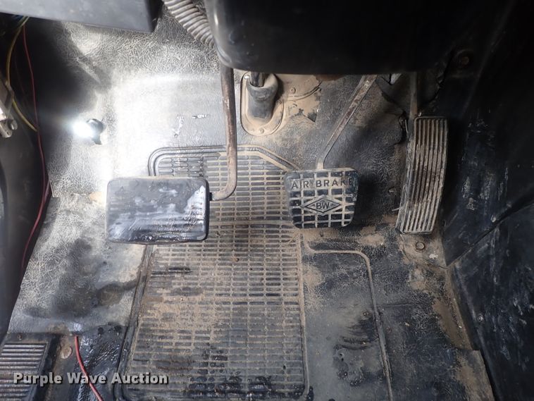 image for item DI4648 1992 International 4900  fuel truck