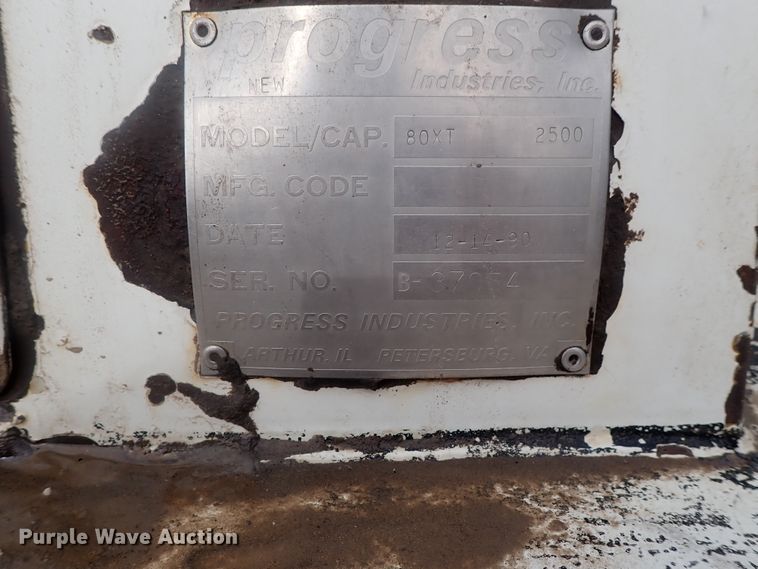 image for item DI4648 1992 International 4900  fuel truck