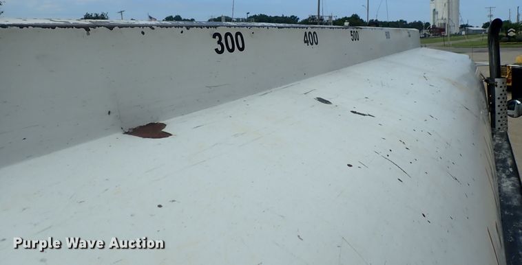 image for item DI4648 1992 International 4900  fuel truck