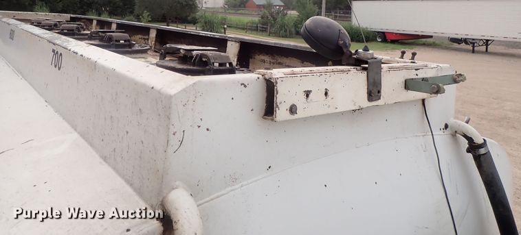 image for item DI4648 1992 International 4900  fuel truck