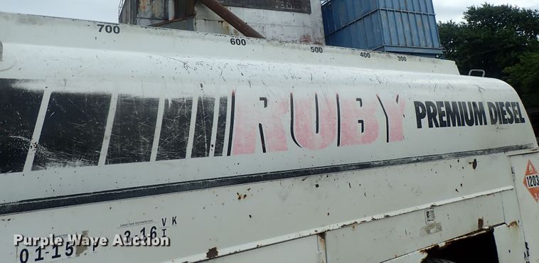 image for item DI4648 1992 International 4900  fuel truck