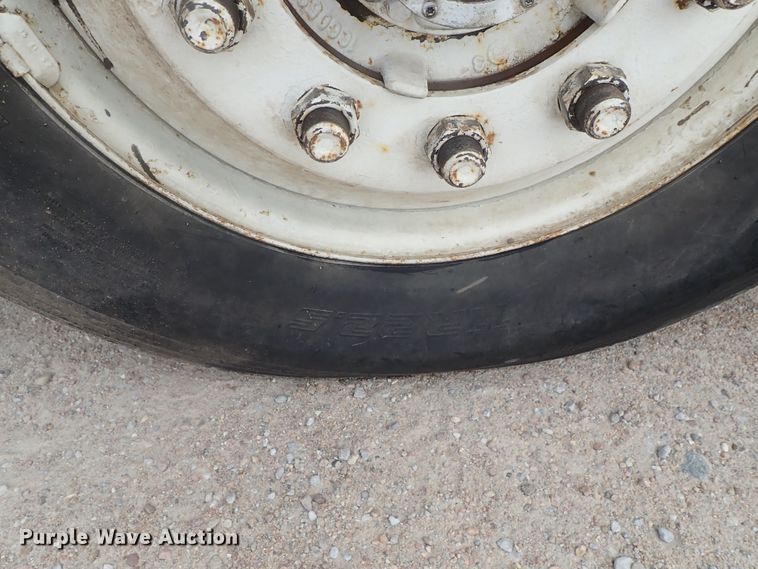 image for item DI4648 1992 International 4900  fuel truck