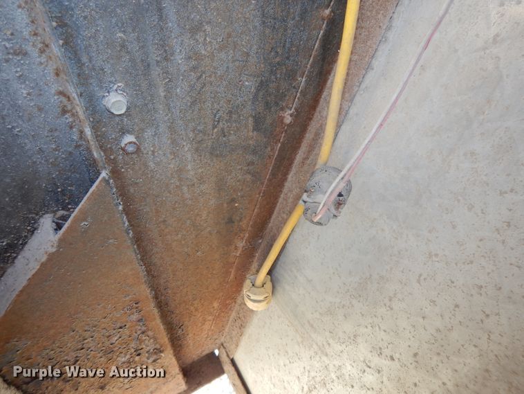 image for item DI7626 2001 United UXT enclosed cargo trailer