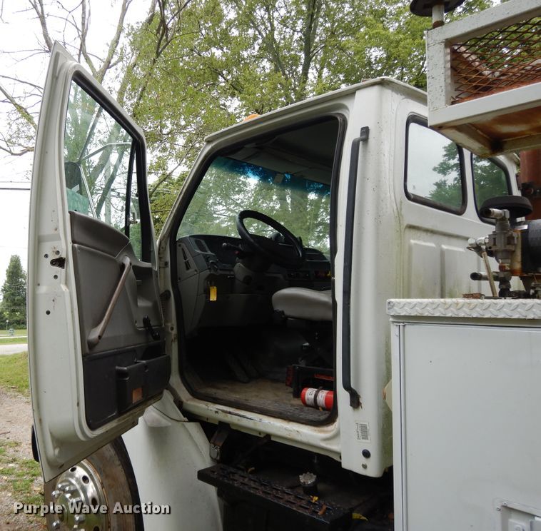 image for item DI7661 2000 Sterling L-Line  utility truck