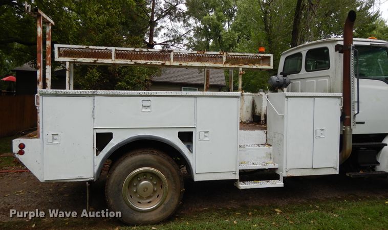 image for item DI7661 2000 Sterling L-Line  utility truck