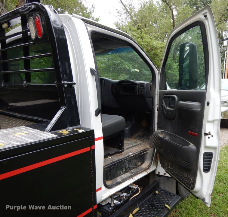 image for item DI7662 2006 GMC C4500  flatbed truck