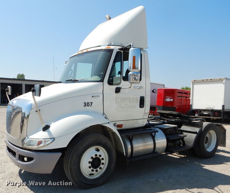 image for item DI8261 2012 International 8600  semi truck