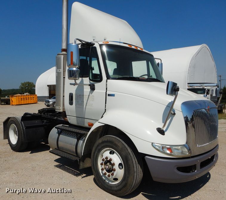 image for item DI8261 2012 International 8600  semi truck