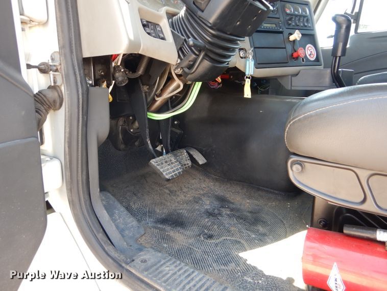 image for item DI8261 2012 International 8600  semi truck