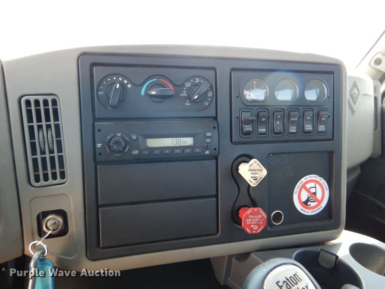 image for item DI8261 2012 International 8600  semi truck