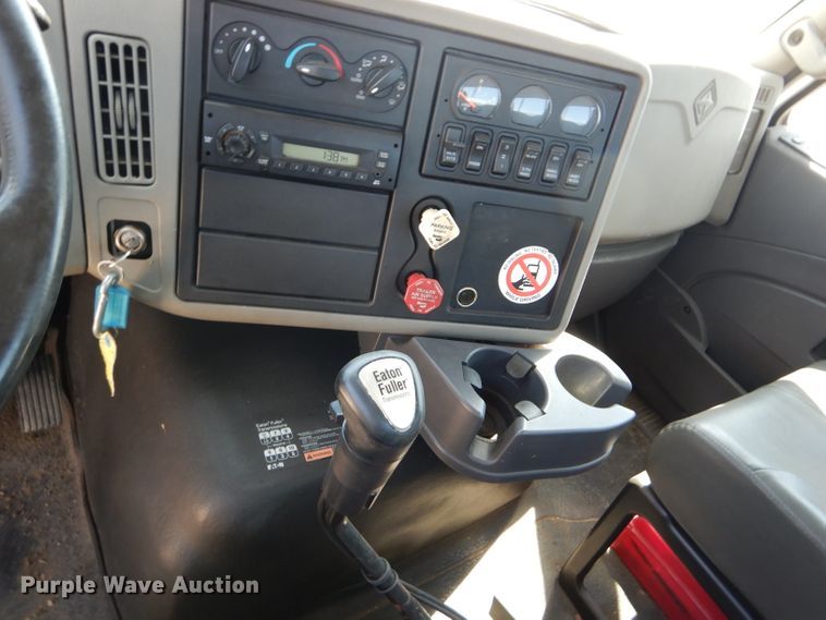 image for item DI8261 2012 International 8600  semi truck