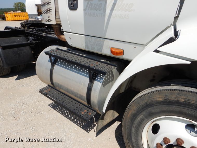 image for item DI8261 2012 International 8600  semi truck