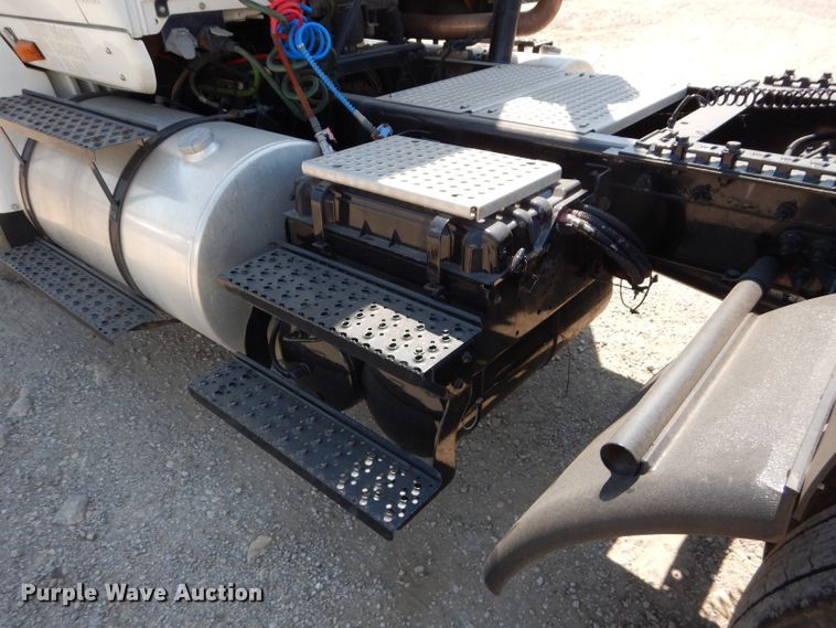 image for item DI8261 2012 International 8600  semi truck