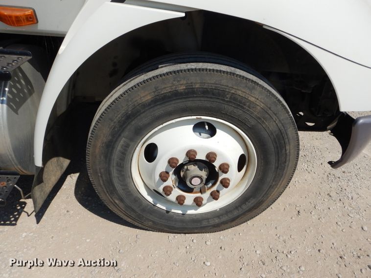 image for item DI8261 2012 International 8600  semi truck